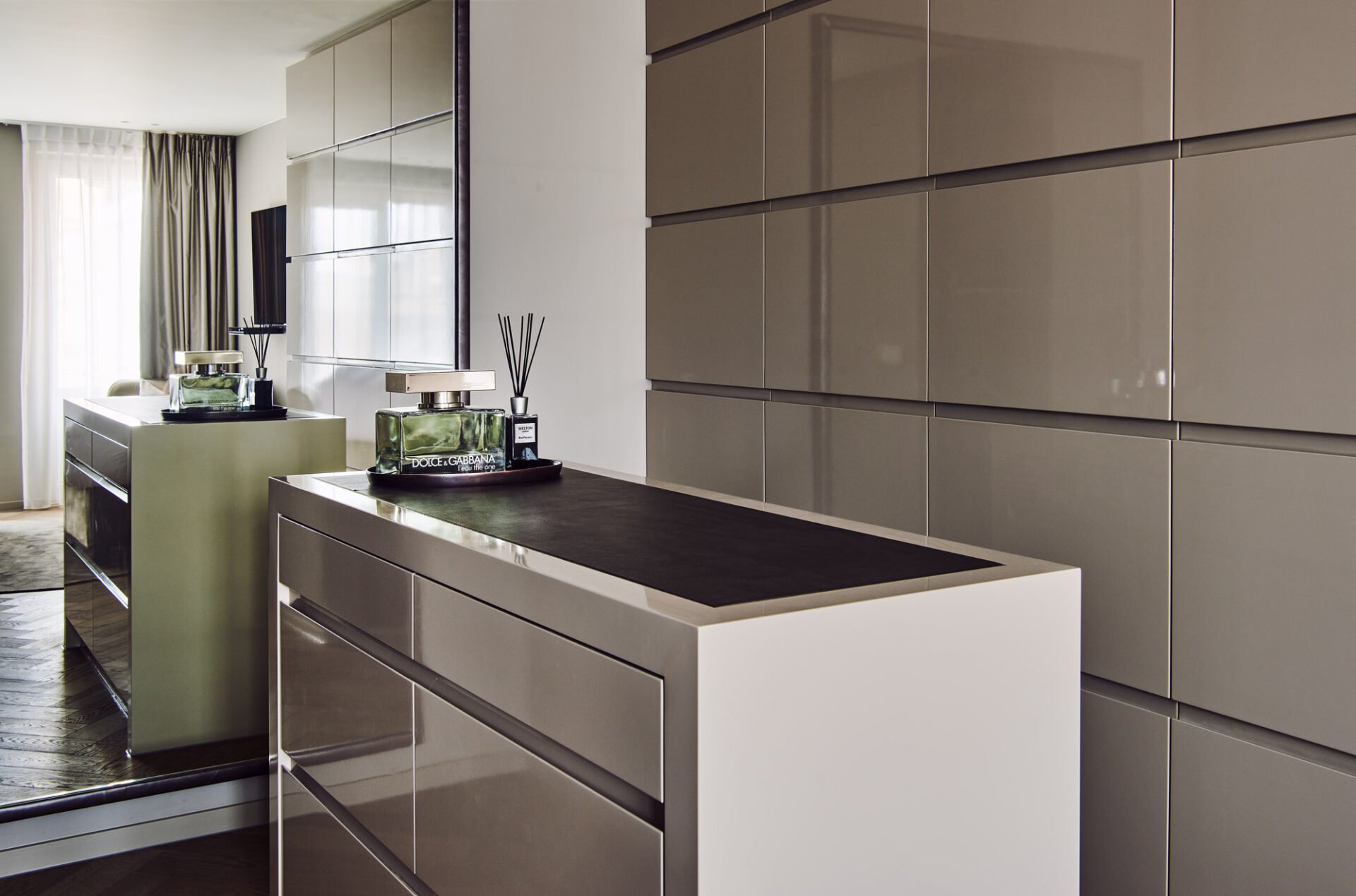 interior design beige brown bathroom dolce & gabbana perfume